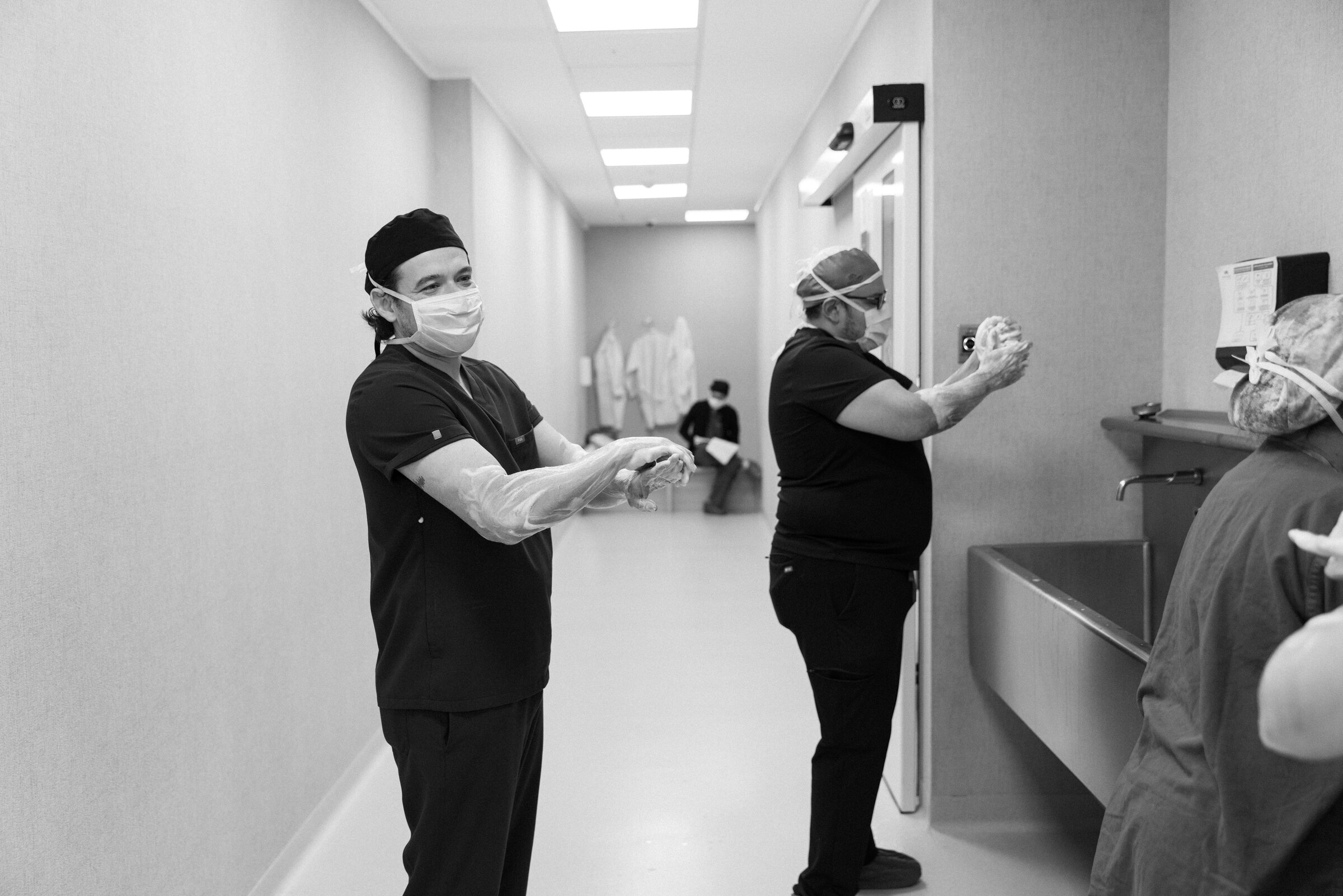 Dr. César Cantú, Ginecólogo Laparoscopista en Monterrey, en preparación quirúrgica