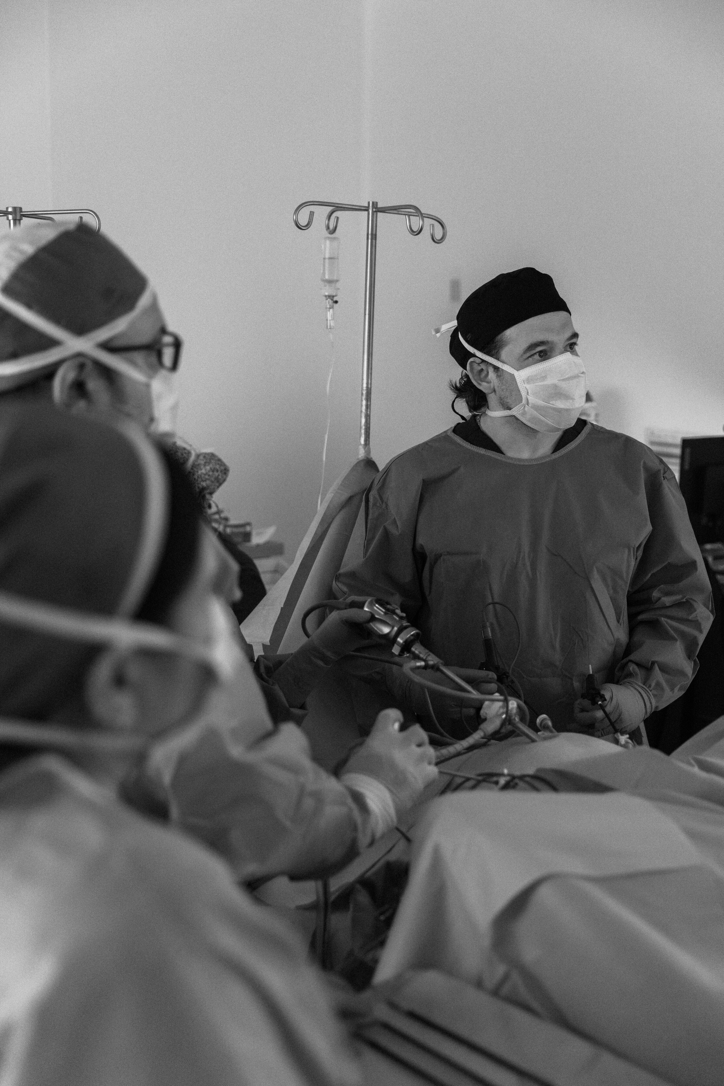Dr. César Cantú, Ginecólogo Laparoscopista, durante una cirugía laparoscópica en Hospital Ángeles Valle Oriente